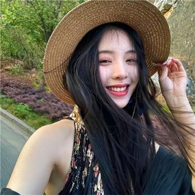 坐在酒吧里吃蛋糕